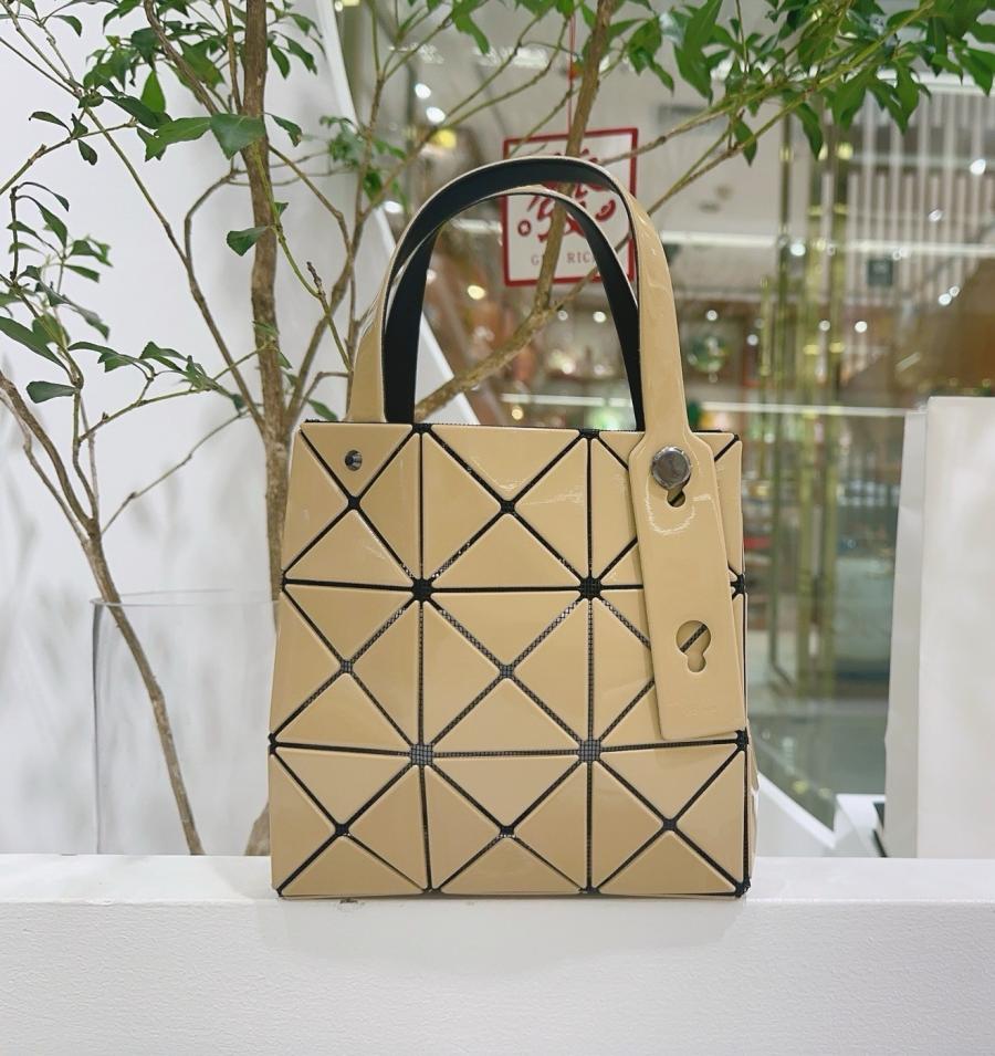 바오바오 루센트 박시 토트백 17cm 23cm