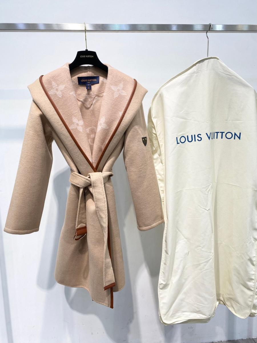 루이비통 시그니쳐 숏 후드 랩 코트