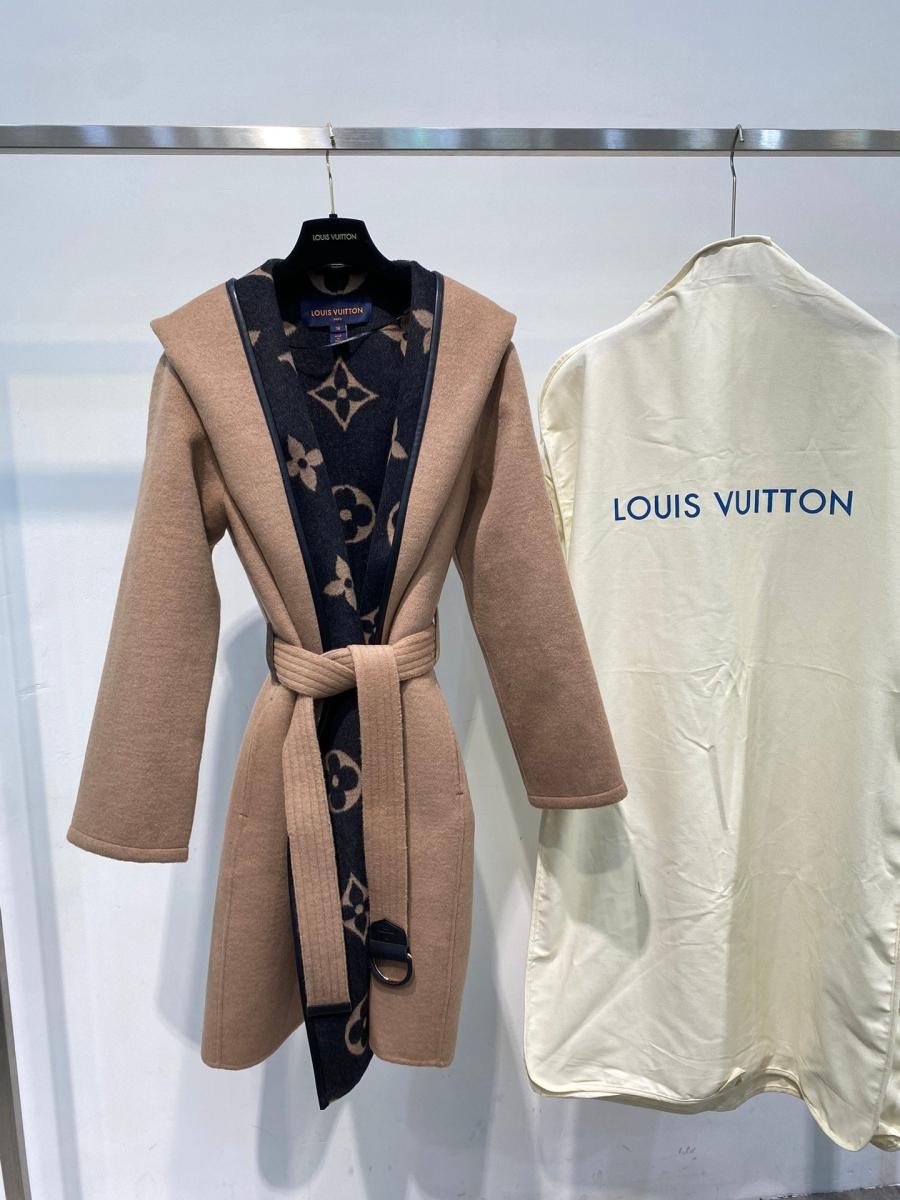 루이비통 시그니쳐 숏 후드 랩 코트