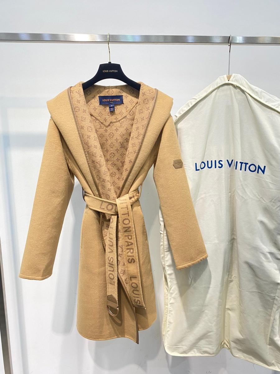 루이비통 시그니쳐 숏 후드 랩 코트