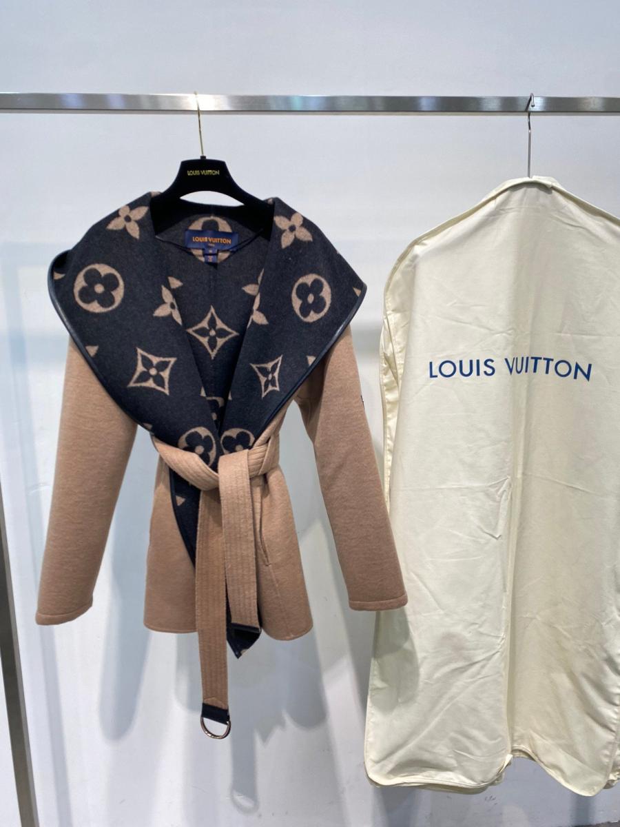 루이비통 시그니쳐 숏 후드 랩 코트