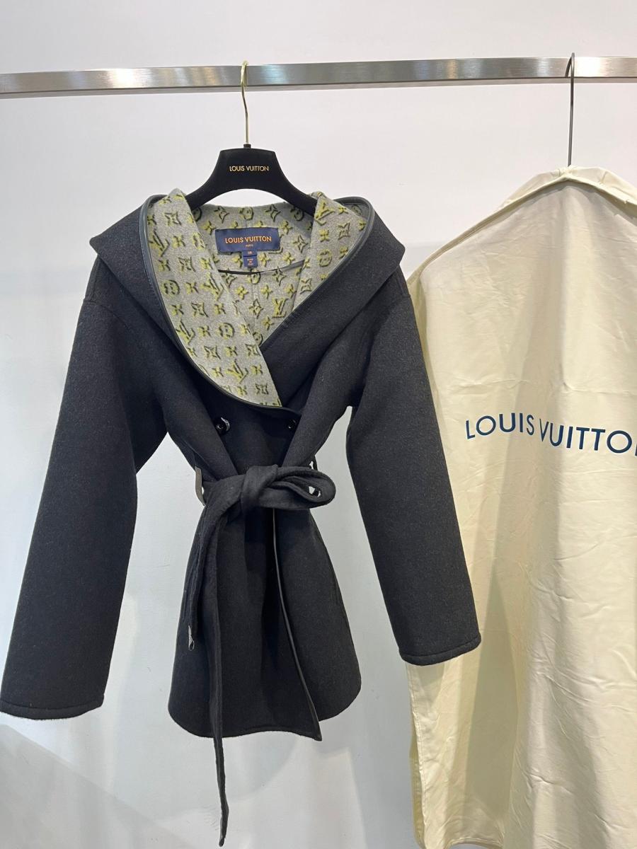 루이비통 시그니쳐 숏 후드 랩 코트