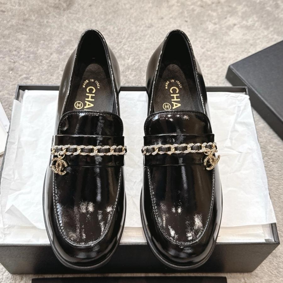 샤넬 25A 참 장식 로퍼