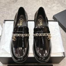 샤넬 25A 참 장식 로퍼